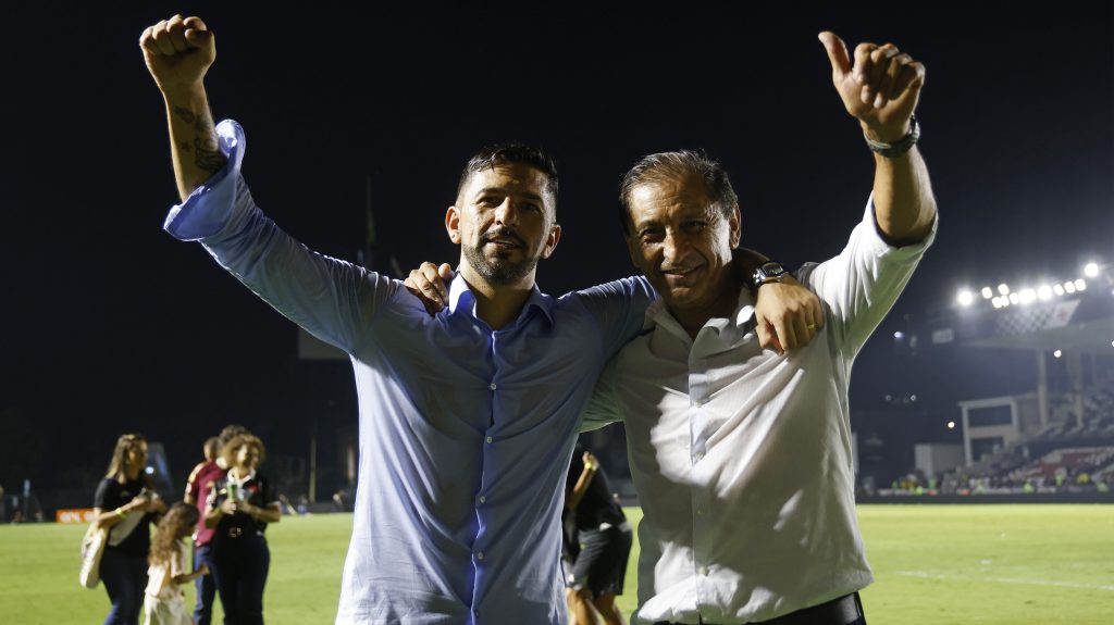 Ramón Díaz, junto a Emiliano Díaz, su hijo y mano derecha, después de salvar a Vasco la pasada temporada. (Getty)