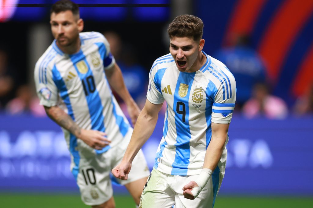 Julián Álvarez se reencuentra con Messi en la delantera de la Selección. (Getty)